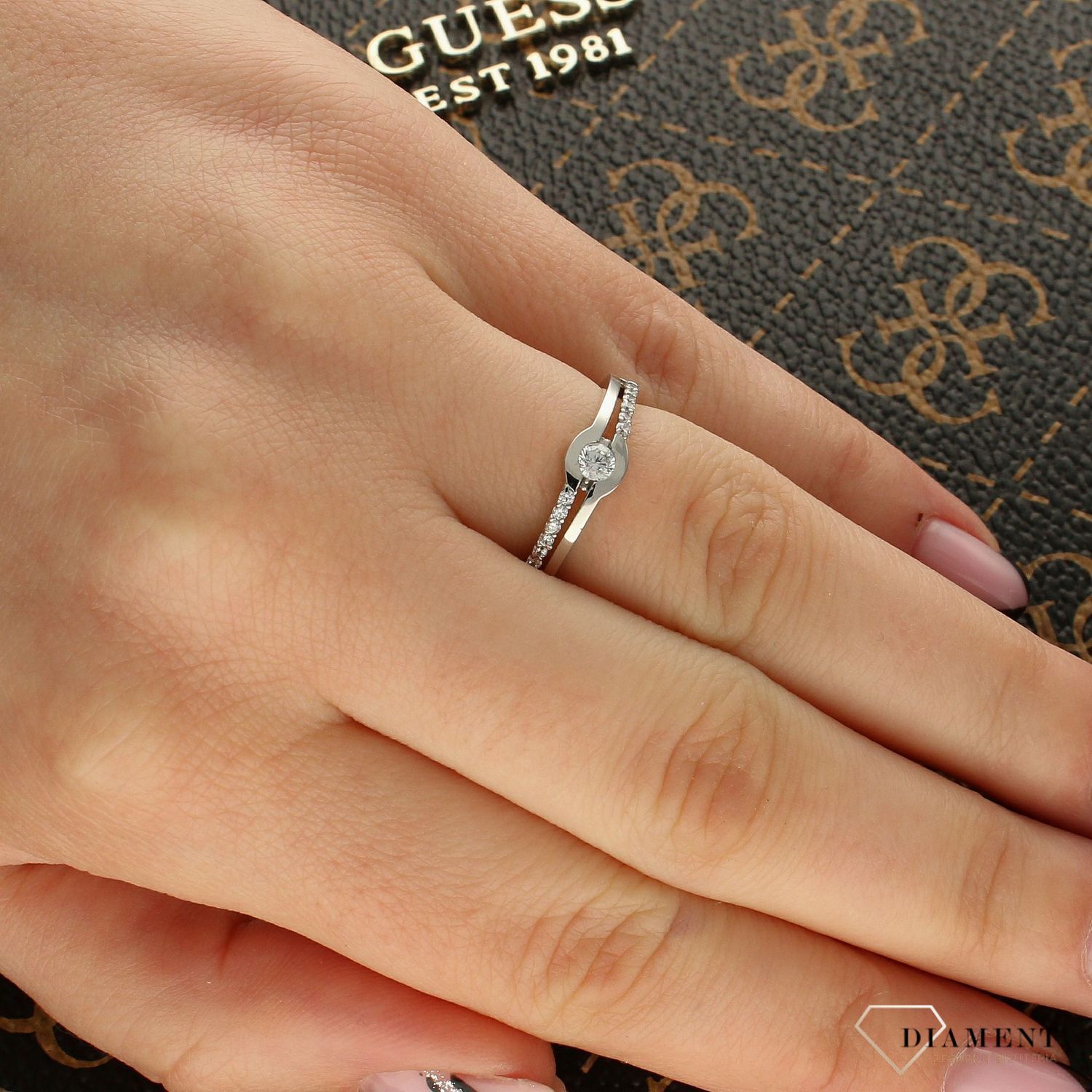 Złoty pierścionek z białym złotem o nowoczesnej budowie Model PI Unikalne połączenie złota i białego złota – nowoczesny, stylowy designElegancka i m.jpg